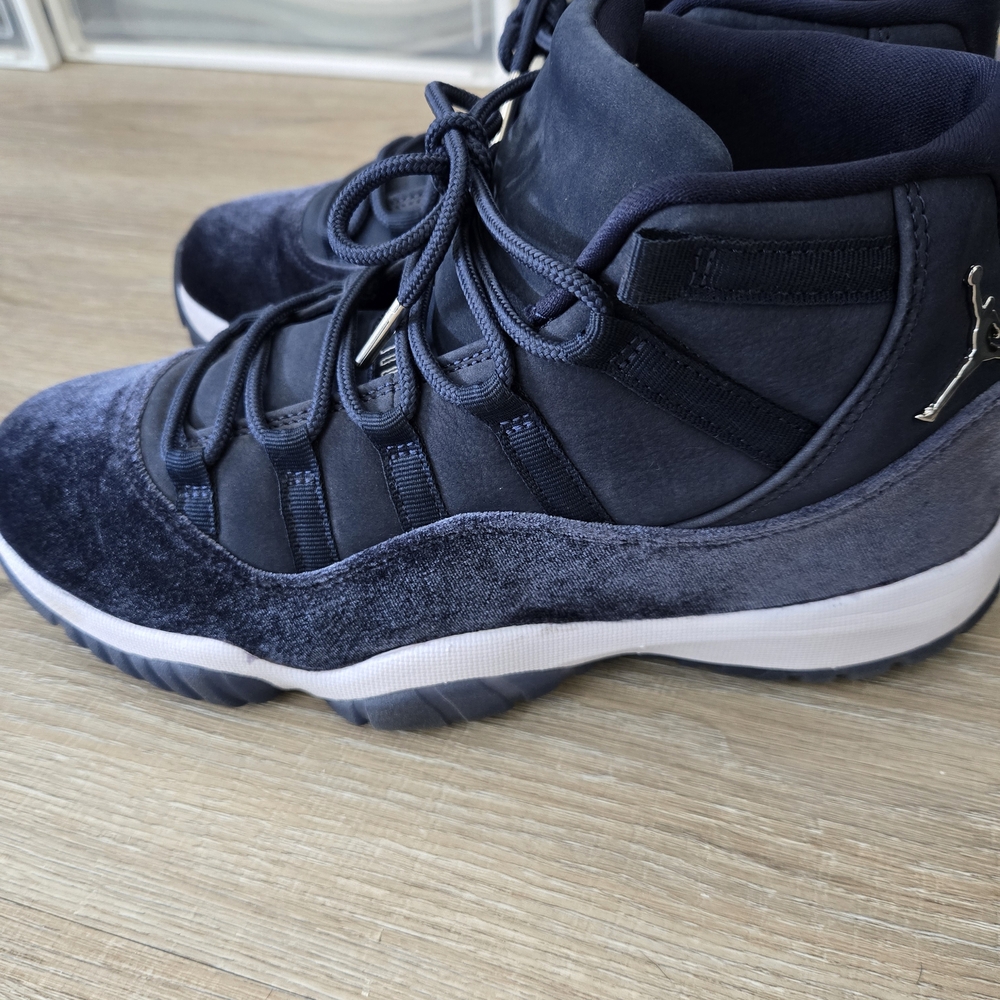 Jordan Women's Sneakers in Navy and Silver